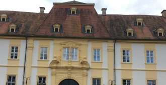 Oberschwappach: Weindorf mit barockem Schloss und Skulpturenpark