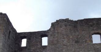 Burgruine Bramberg auf Vulkankegel im Deutschen Burgenwinkel