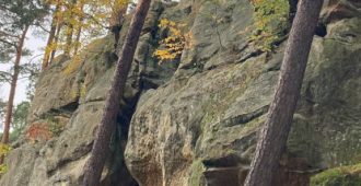 Heilgersdorf: Kleines Dorf mit Schloss, Brauerei und Felsen im Wald