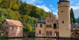 Romantisches Schloss Mespelbrunn in der Wanderregion Spessart